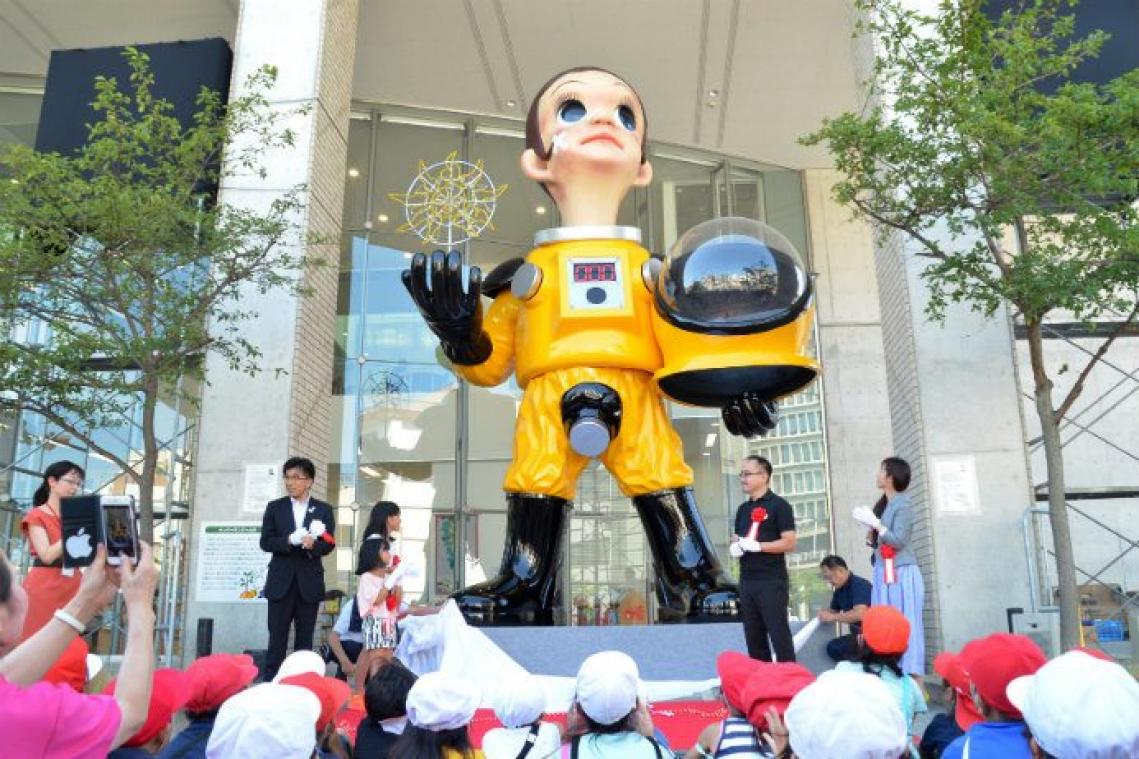 La statue d'un enfant en équipement de protection passe mal à Fukushima