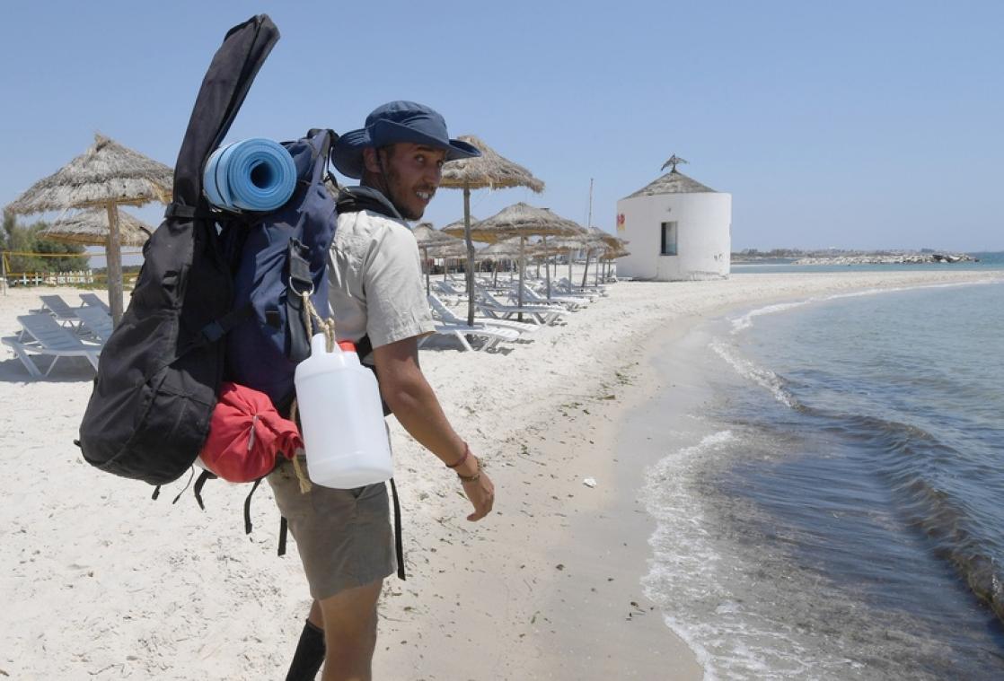 Il parcourt 300 kilomètres à pied en pleine canicule pour nettoyer une trentaine de plages