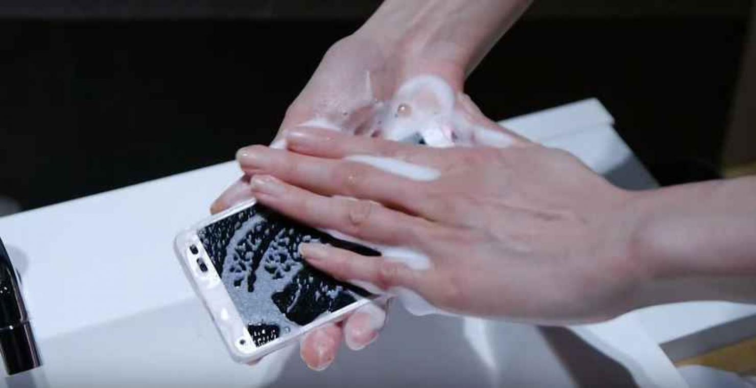 Le premier téléphone lavable à l'eau et au savon commercialisé au Japon
