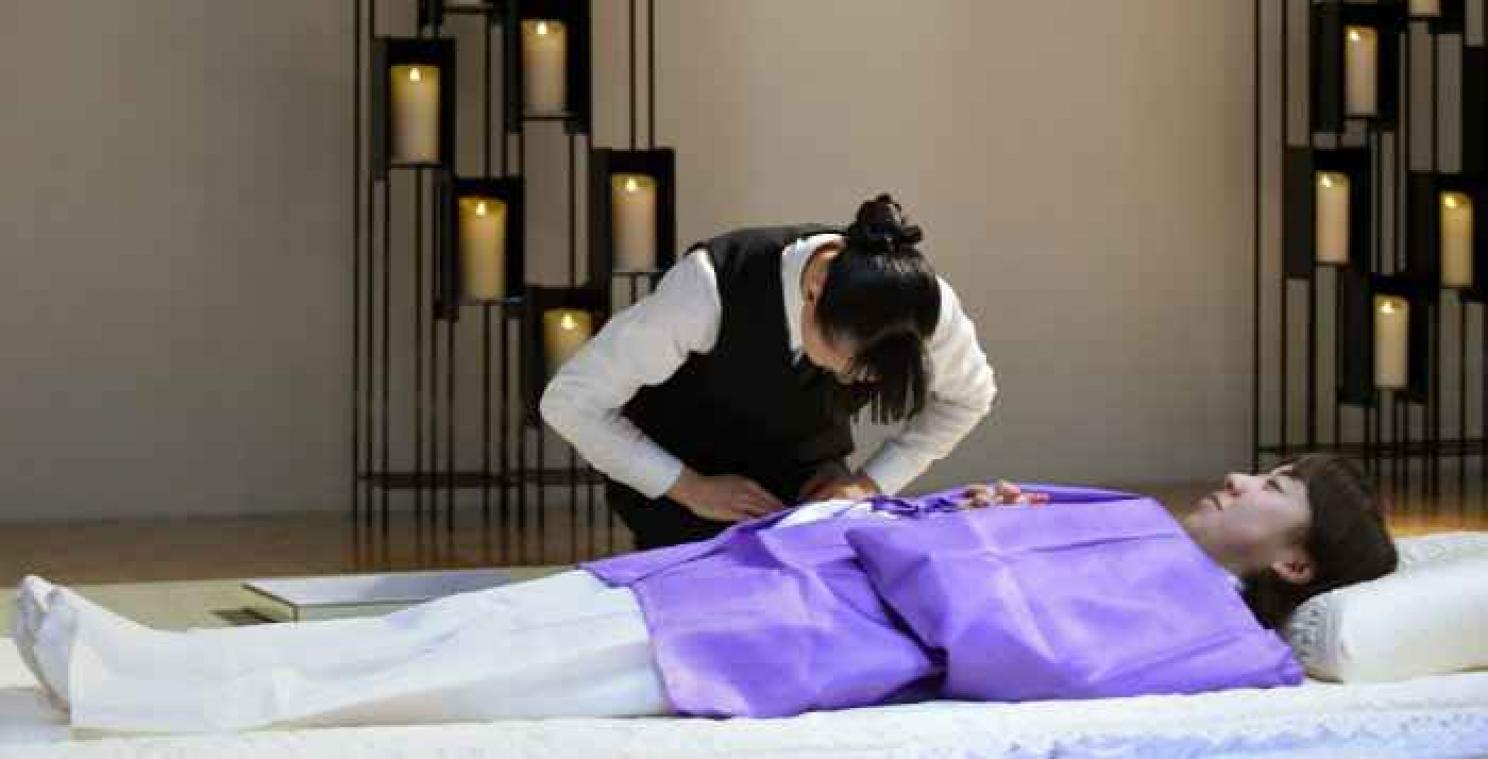 Un concours de spécialistes de la préparation et de l'habillement des morts au Japon