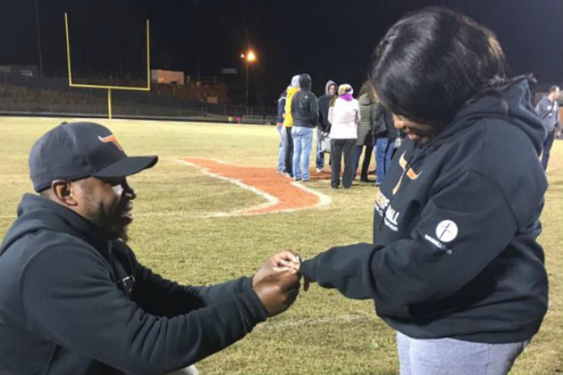 Un entraineur demande l'aide de ses joueurs pour sa demande en mariage