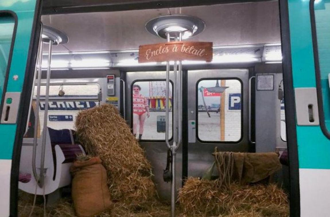 Des artistes transforment une rame de métro en « enclos à bétail »
