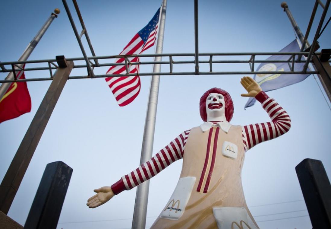 Une uvre représentant le clown de McDonald's crucifié fait scandale en Israël