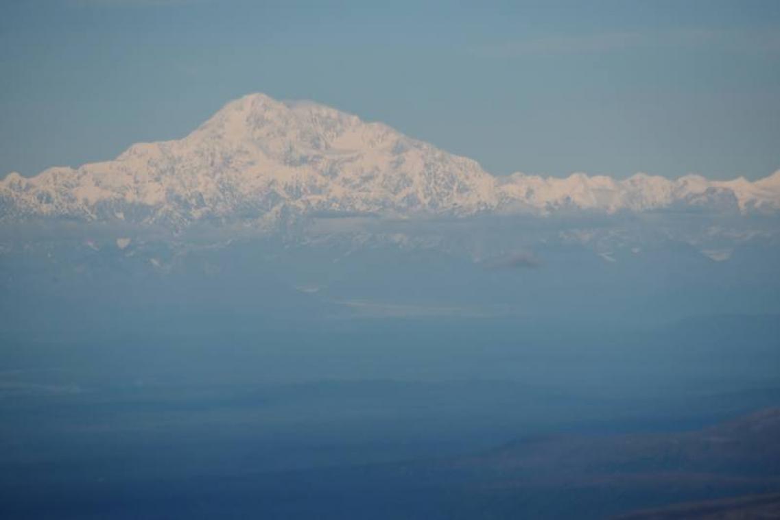 Le plus haut sommet américain menacé par la fonte de 66 tonnes d'excréments humains