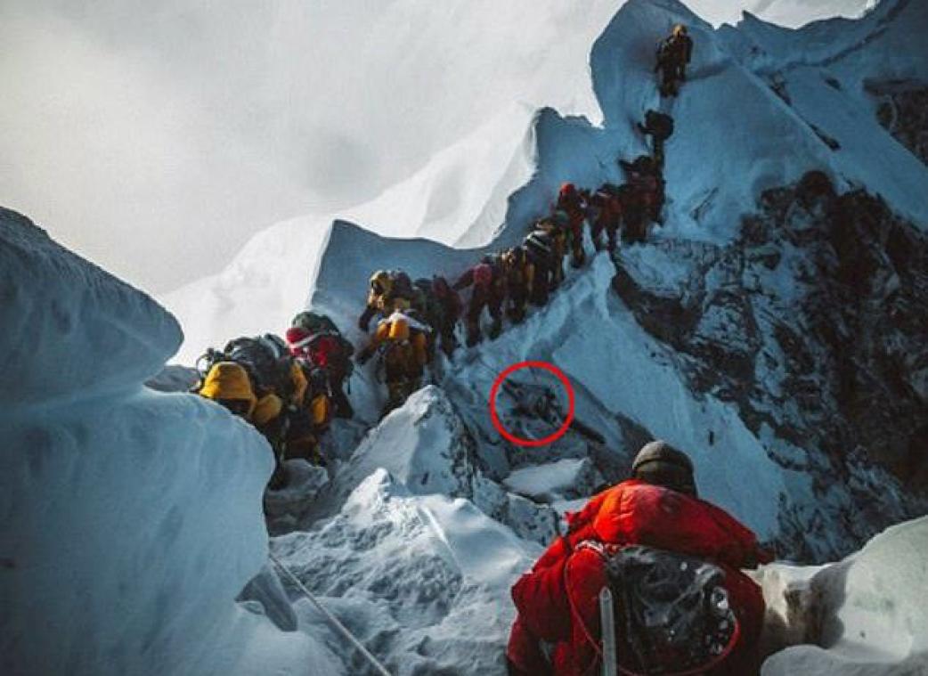 Des alpinistes enjambent un cadavre pour arriver en haut de l'Everest
