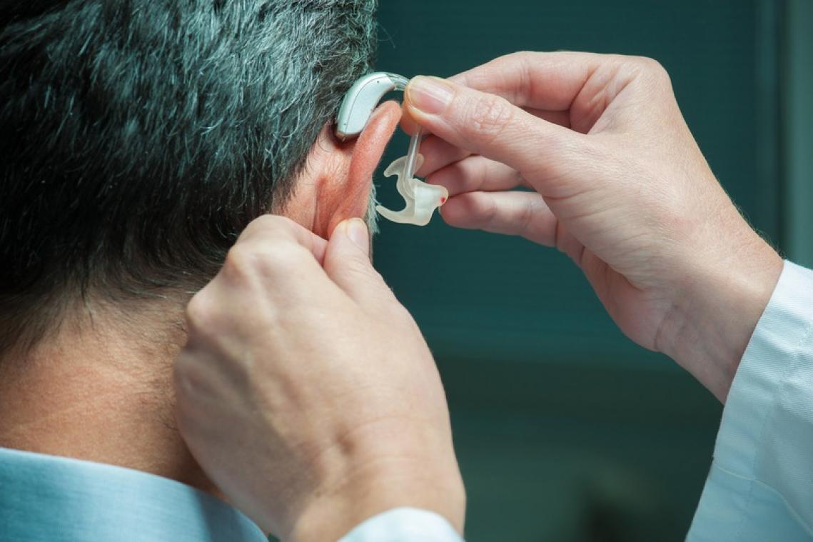 Les prothèses auditives protègeraient de la démence sénile