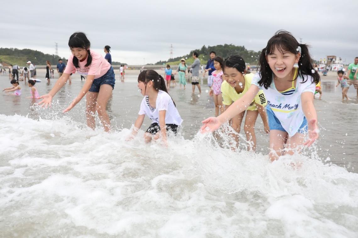 La plage de Fukushima rouverte aux baigneurs 8 ans après le tsunami et la catastrophe nucléaire