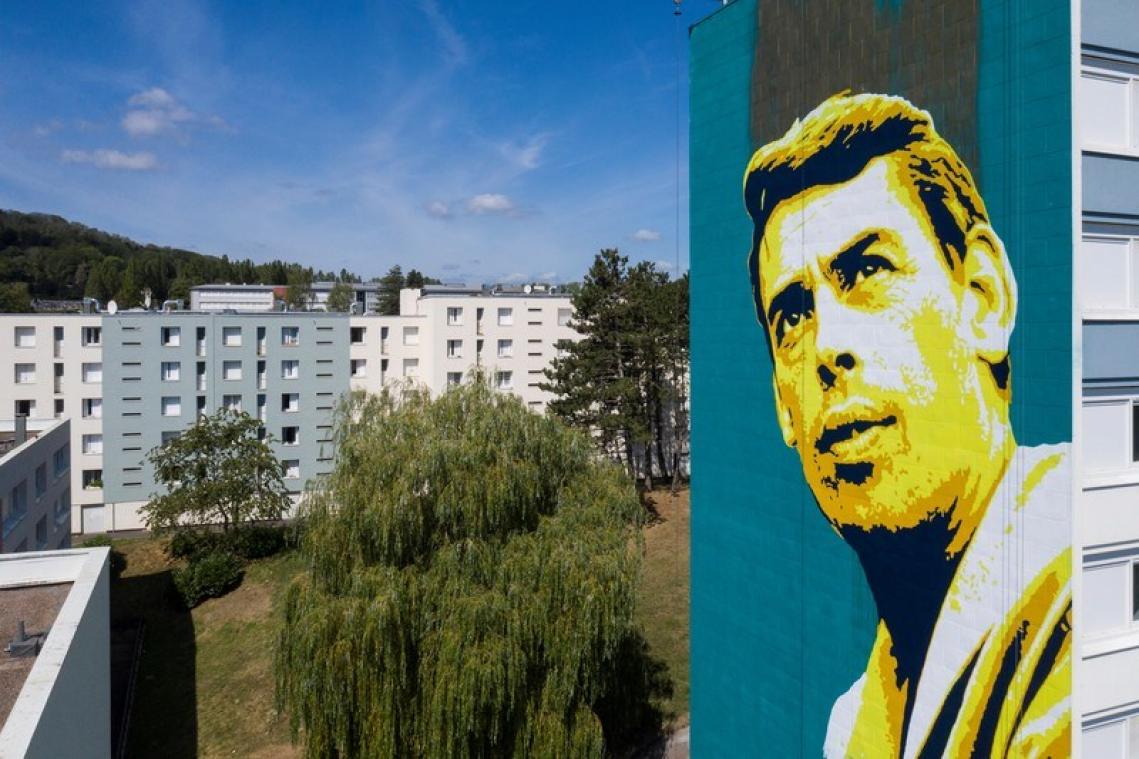 Vésoul rend hommage à Jacques Brel avec un portrait street art géant