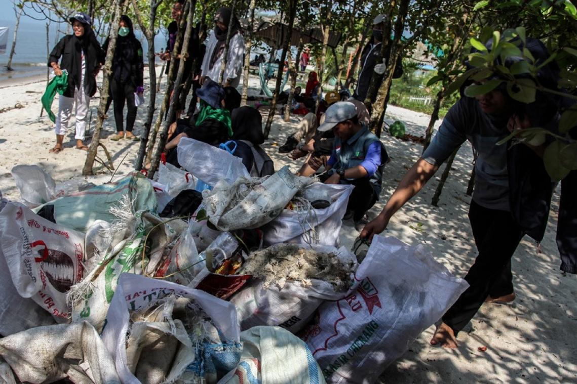 Des milliers d'Indonésiens ramassent des déchets sur les plages