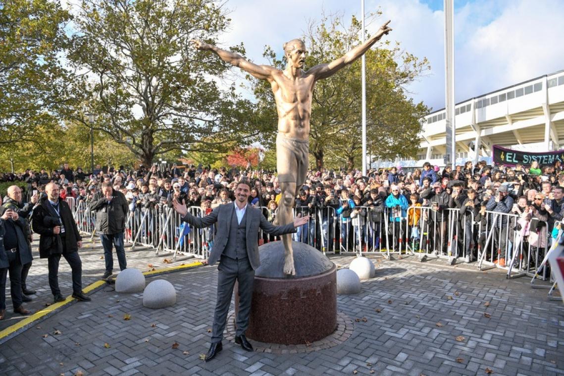 Zlatan Ibrahimovic dévoile une statue géante à son effigie