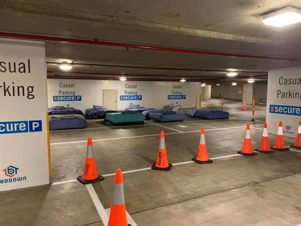 Des lits dans les parkings vides pour héberger les sans-abri