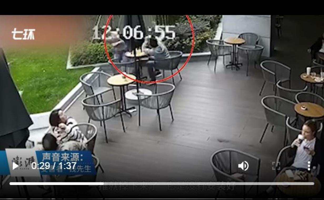 VIDEO. Installés à la terrasse d'un café, ils évitent la mort de justesse