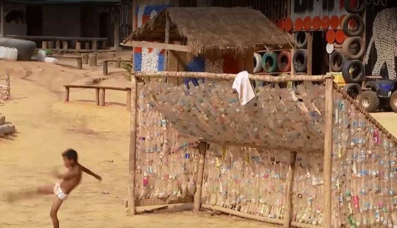 Une école construite avec des déchets