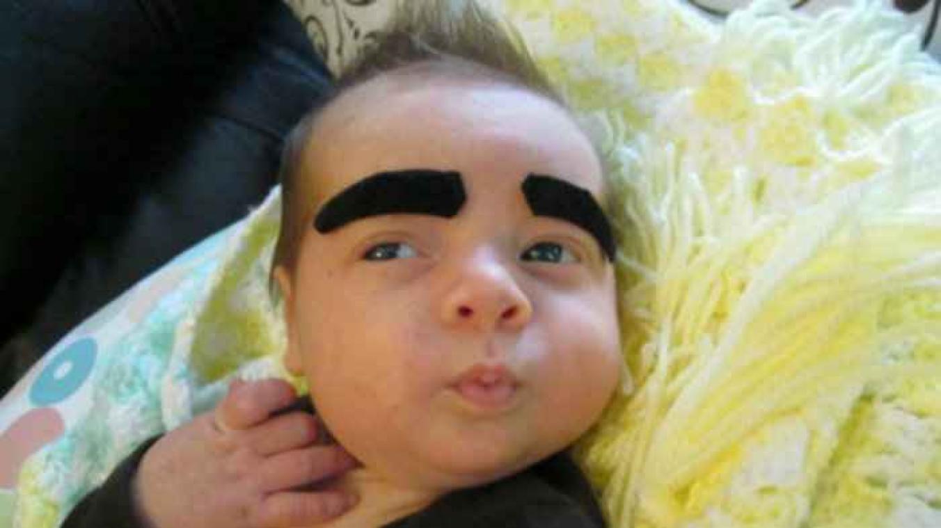 La nouvelle tendance du web: les bébés aux sourcils extravagants