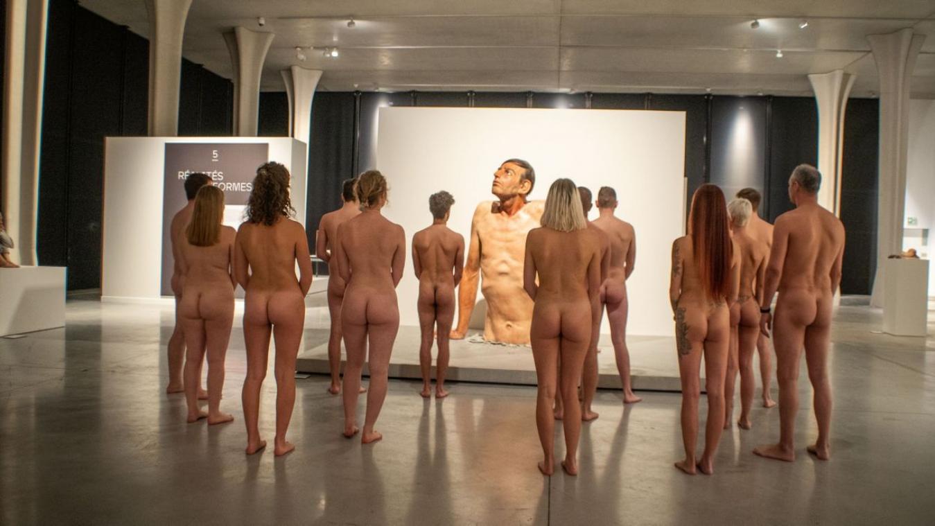 Des visiteurs entièrement nus à l'expo "Hyperrealism Sculpture"