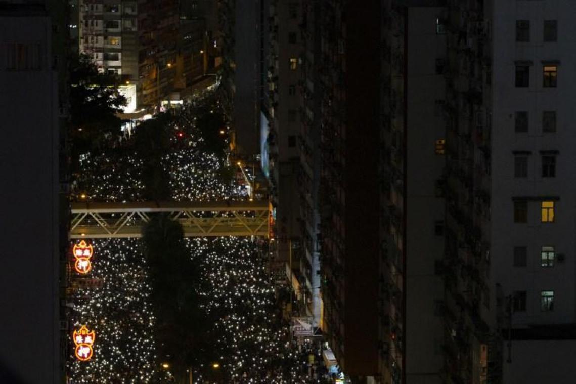 Une immense foule de manifestants à Hong Kong pour les six mois de la contestation