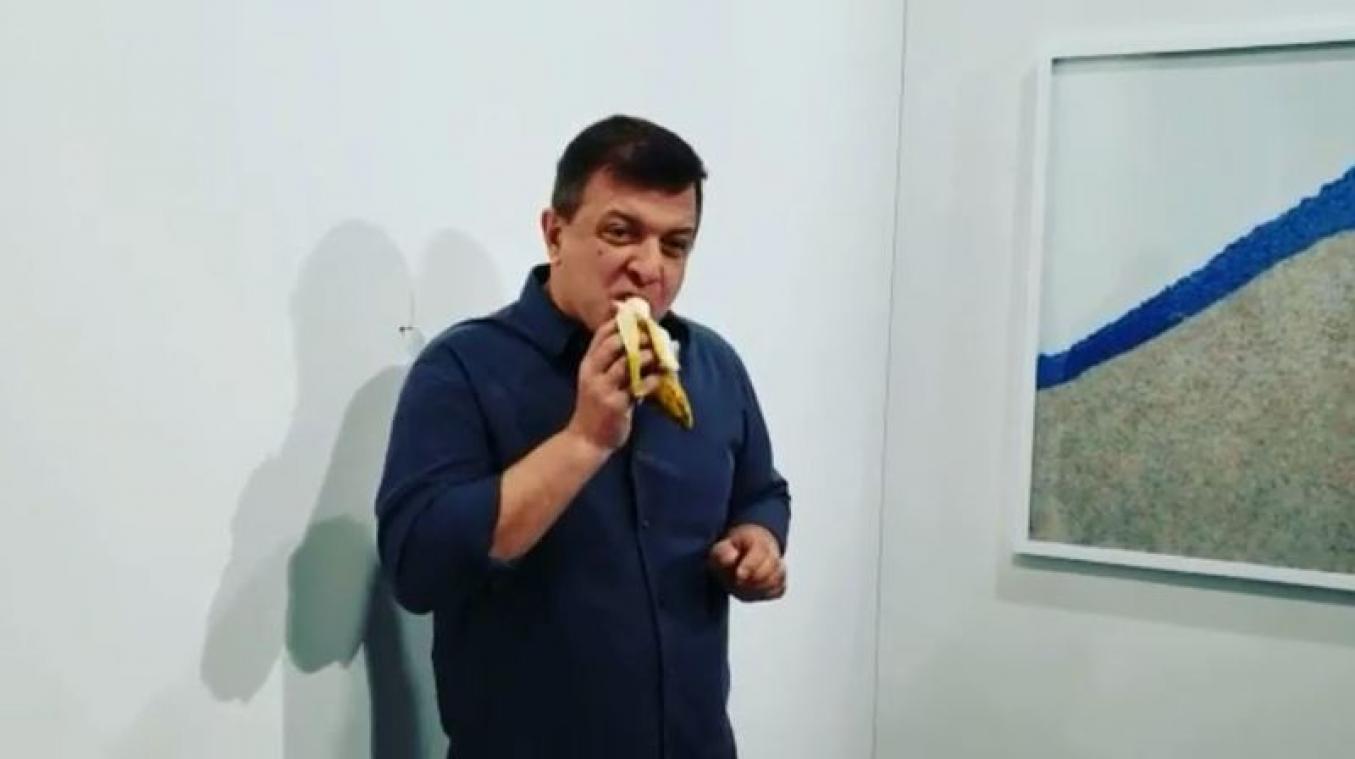 L'homme qui a dévoré la banane à 120.000 $ s'explique : il n'est « absolument pas désolé »  