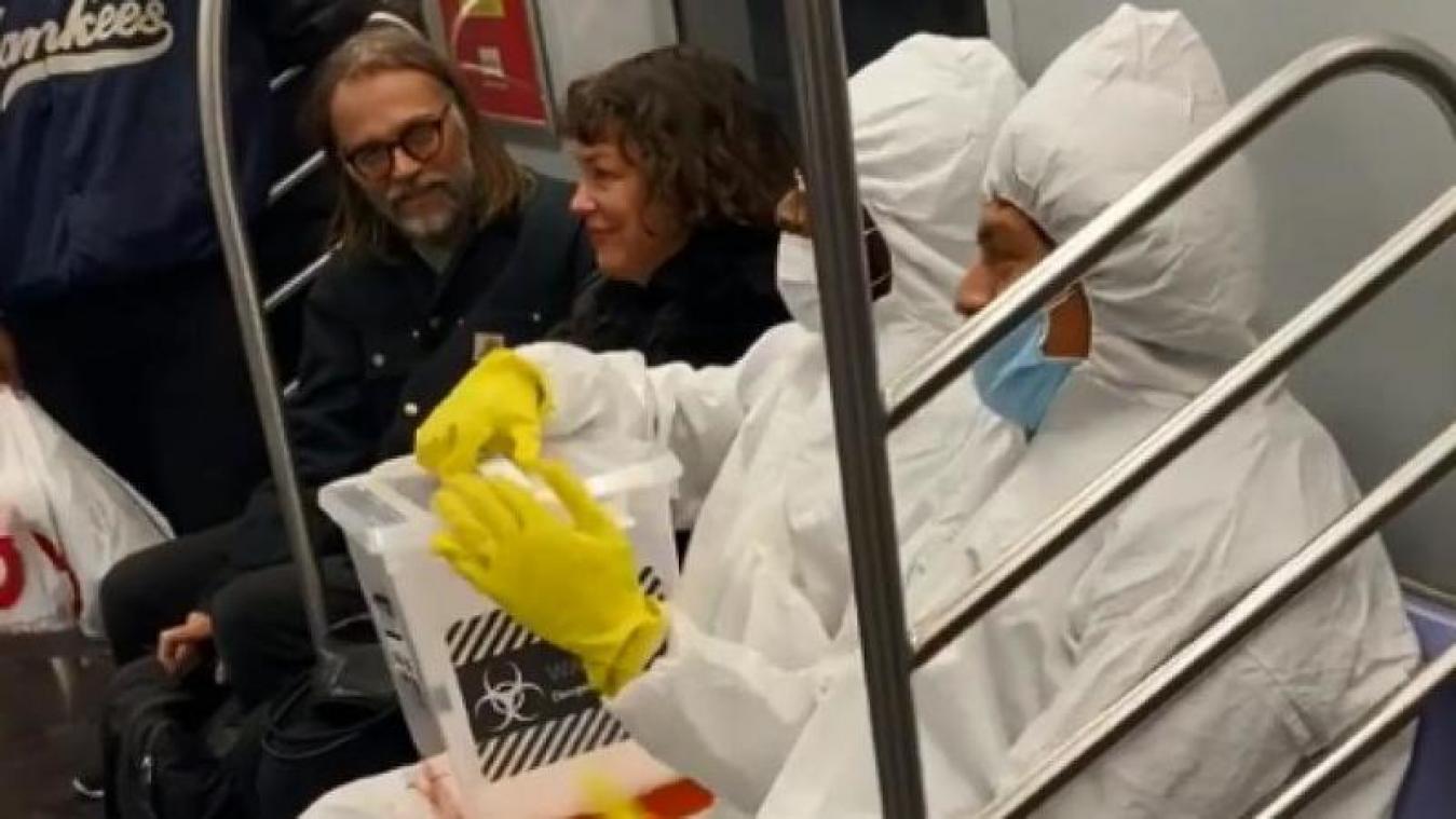 VIDEO. Coronavirus : deux faux scientifiques sèment la panique dans le métro new yorkais