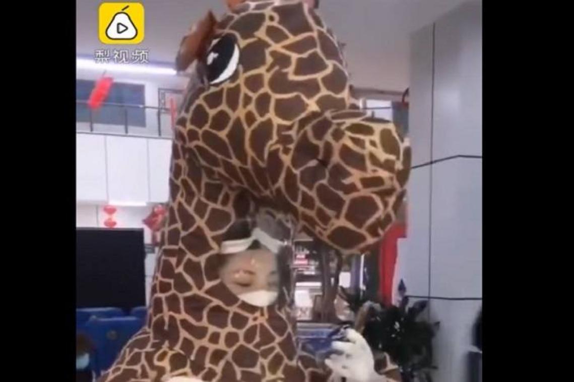 Elle se déguise en girafe pour éviter d'attraper le coronavirus