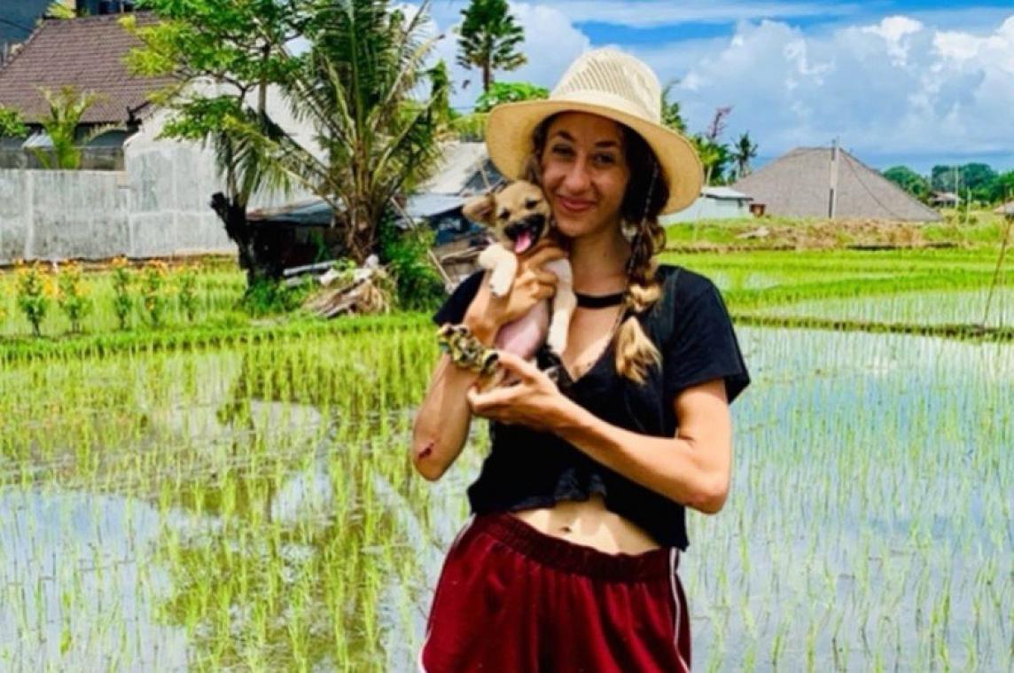 Une touriste reste trois mois supplémentaires à Bali pour sauver une chienne abandonnée