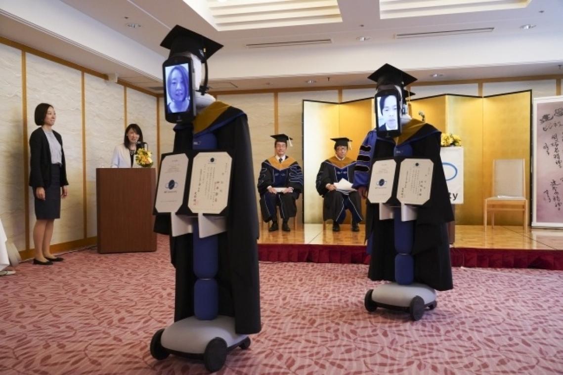 Remplacés par des robots, ces étudiants ont reçu leur diplôme