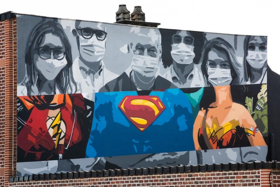 Une fresque de street art rend hommage aux soignants, ces super-héros