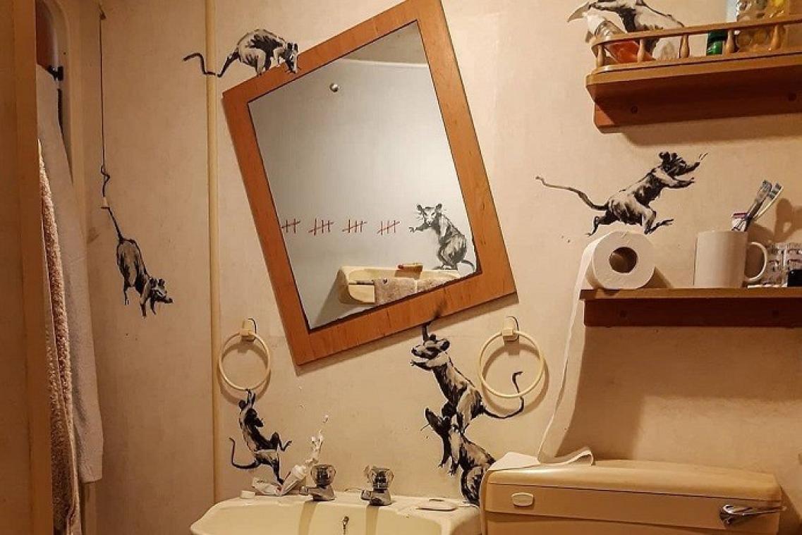 Confiné, Banksy dévoile sa nouvelle uvre dans sa salle de bain