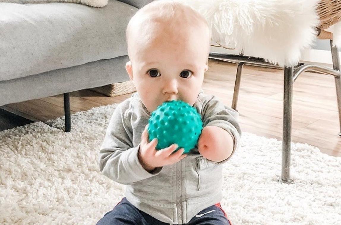 Né avec un bras en moins, ce bébé est déjà une star d'Instagram