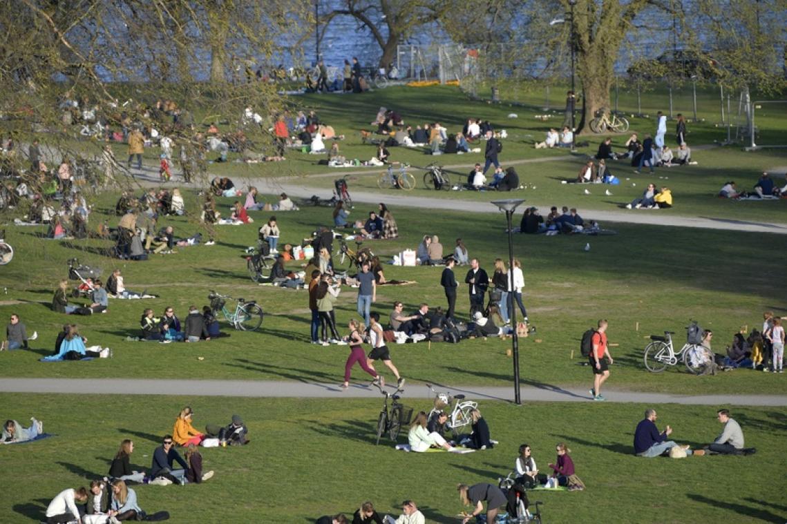 Non-confinés, les Suédois profitent du beau temps dans les parcs et sur les terrasses