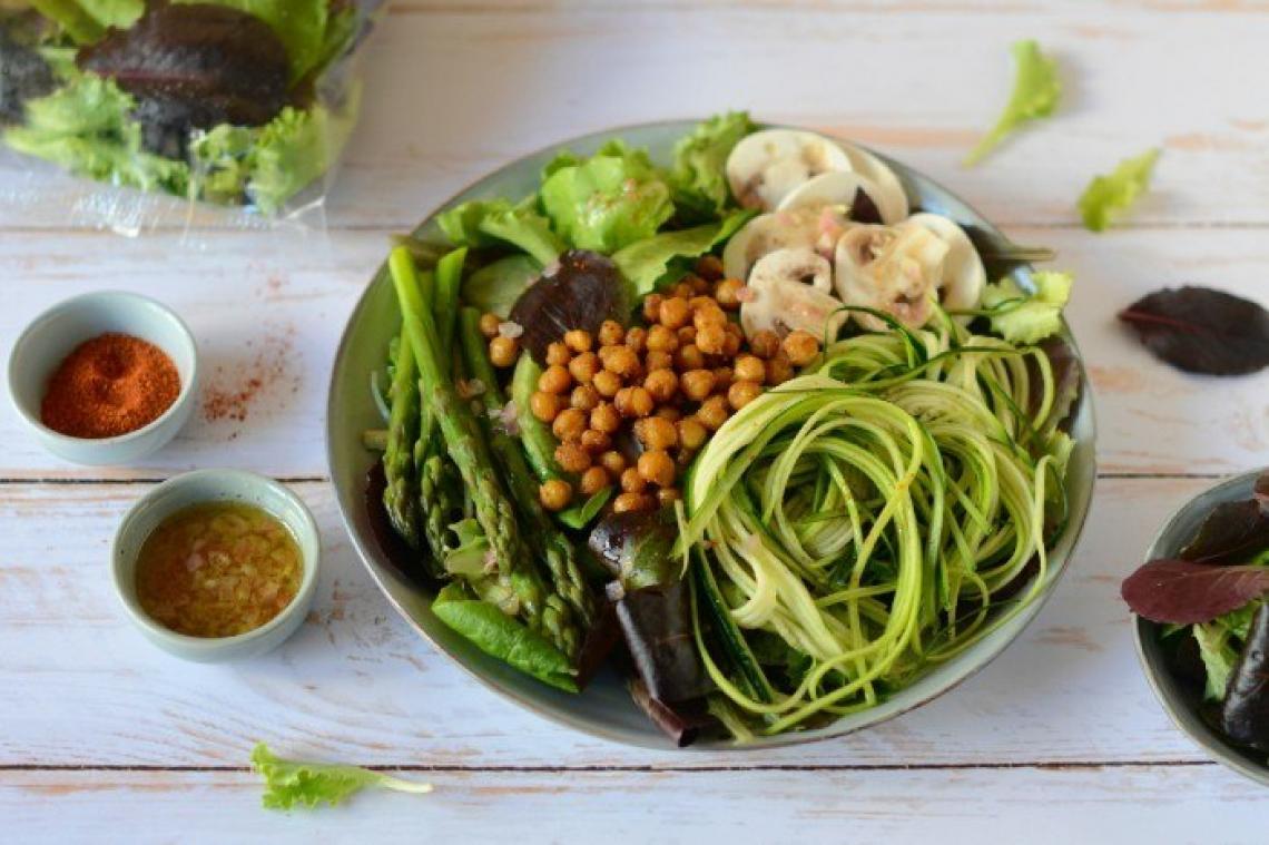 La recette anti-déprime du jour: Salade aux pois chiches rôtis, asperges vertes et spaghettis de courgettes