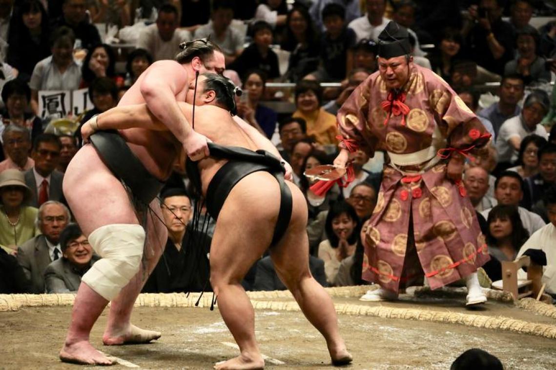 Une Japonaise sauvée lors d'une tentative de suicide par 20 sumos