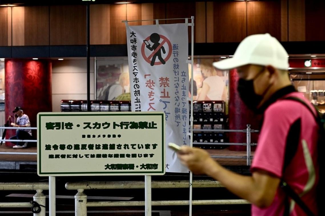 Interdiction d'utiliser son smartphone en marchant dans une ville japonaise