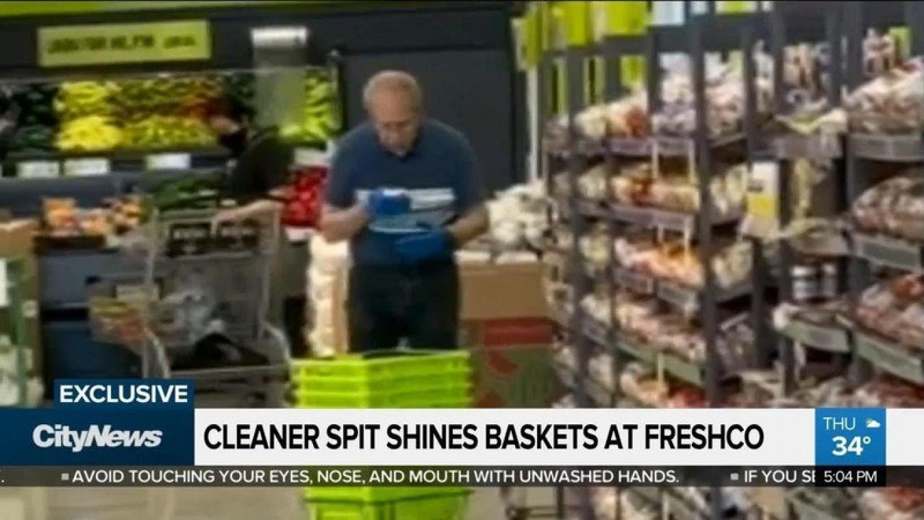 Un employé de supermarché filmé en train de nettoyer des paniers avec sa salive