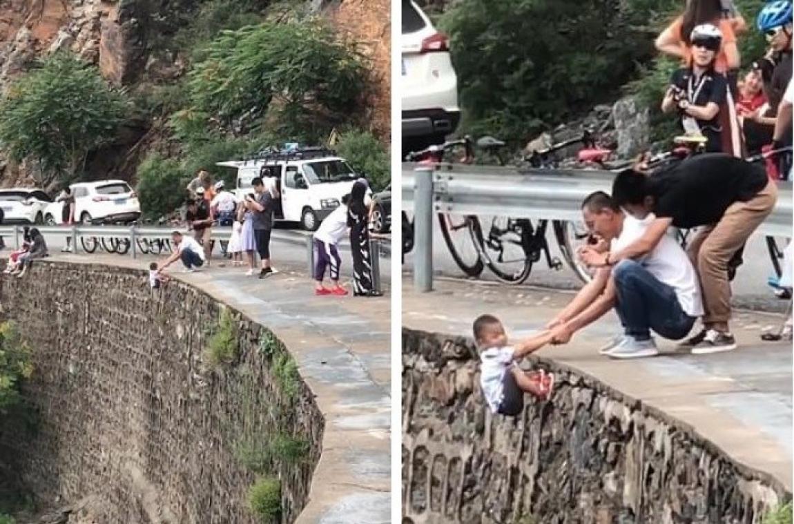Un papa suspend son fils au-dessus du vide pour prendre la photo parfaite