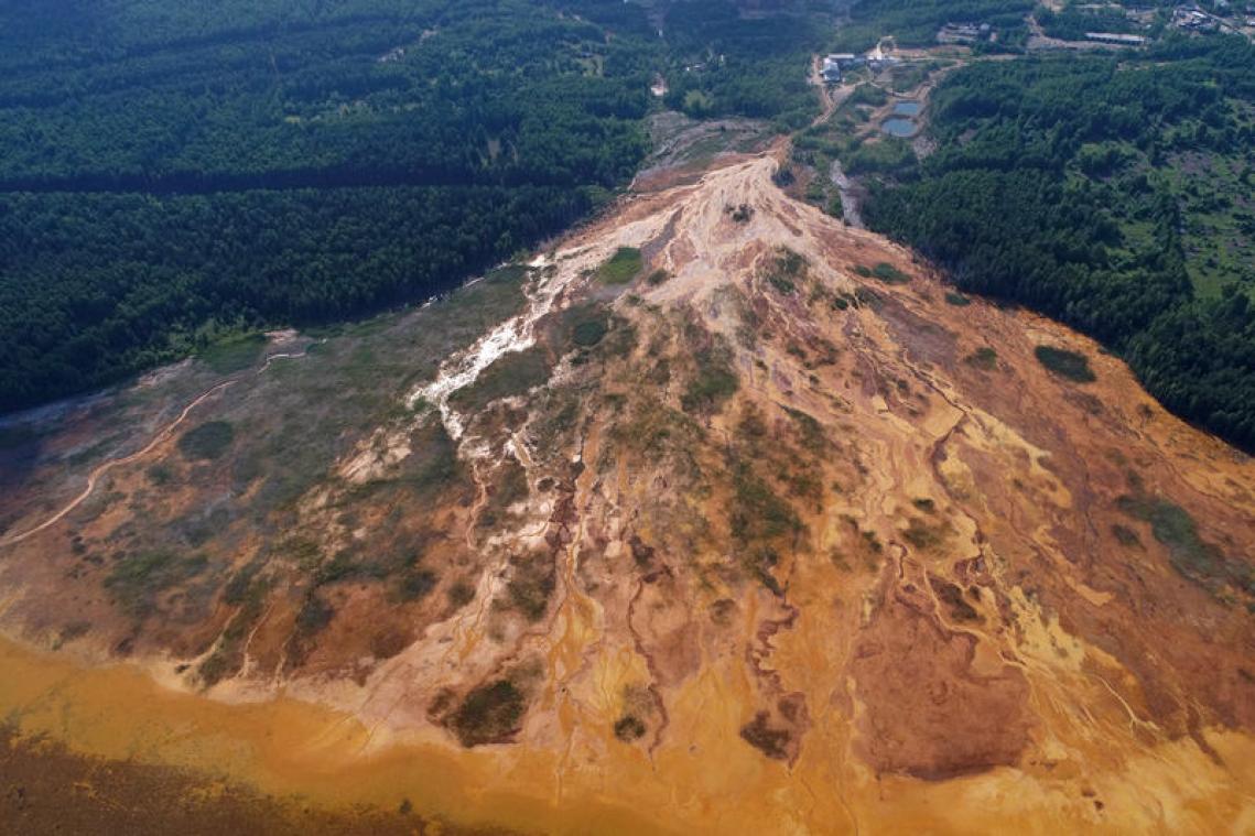 VIDEO. Une rivière russe devient orange après une catastrophe écologique