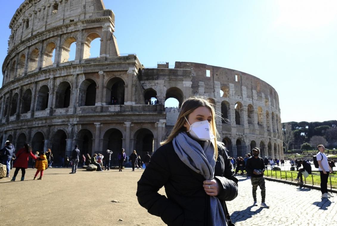 Un touriste arrêté pour avoir sculpté ses initiales sur le Colisée