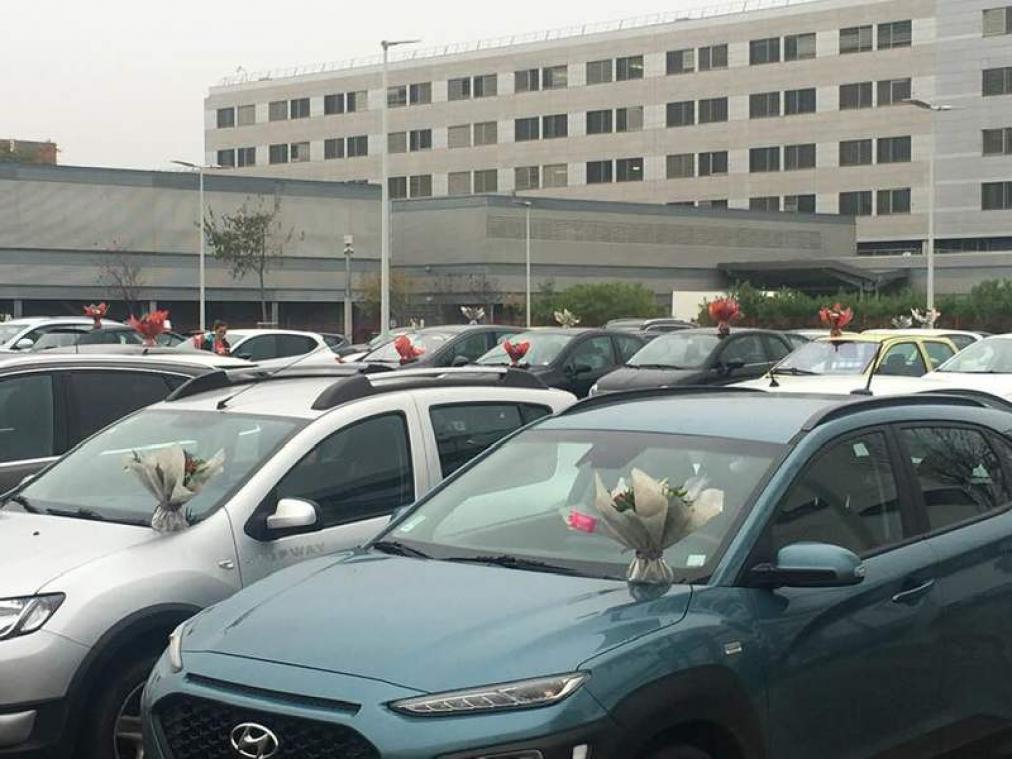 Une fleuriste dépose des centaines de bouquets sur les voitures des soignants
