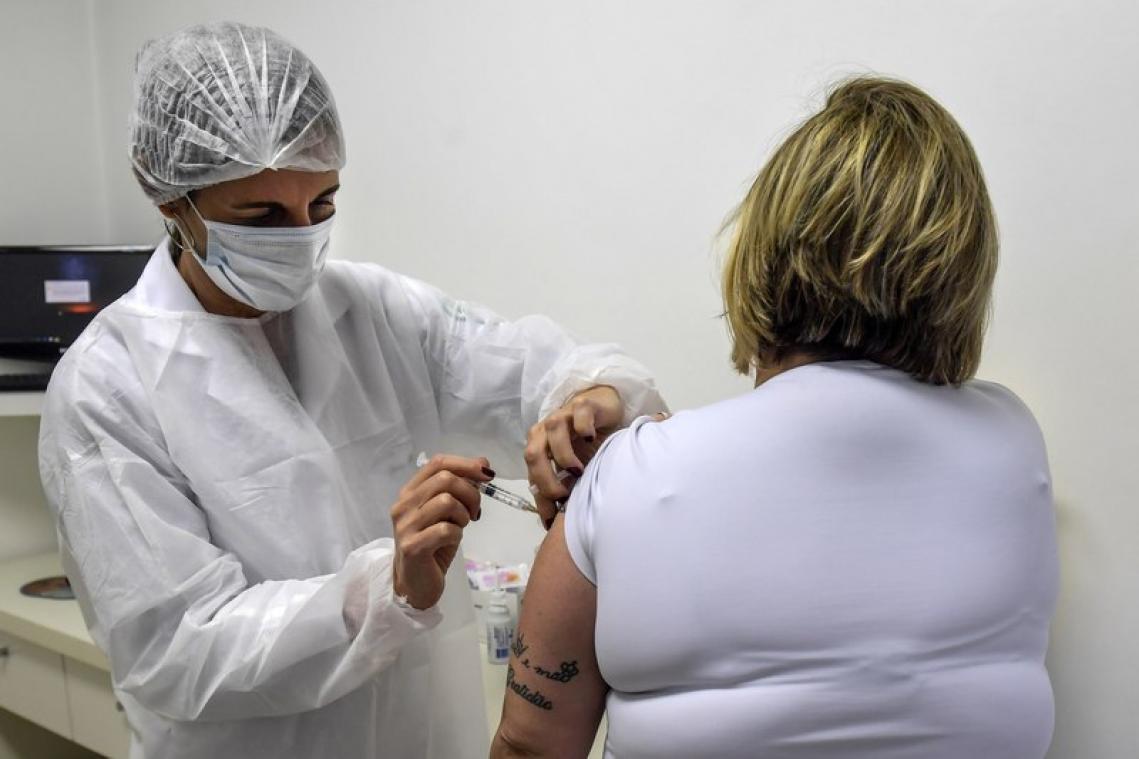 Le Brésil suspend ses essais de vaccin après un "incident grave"