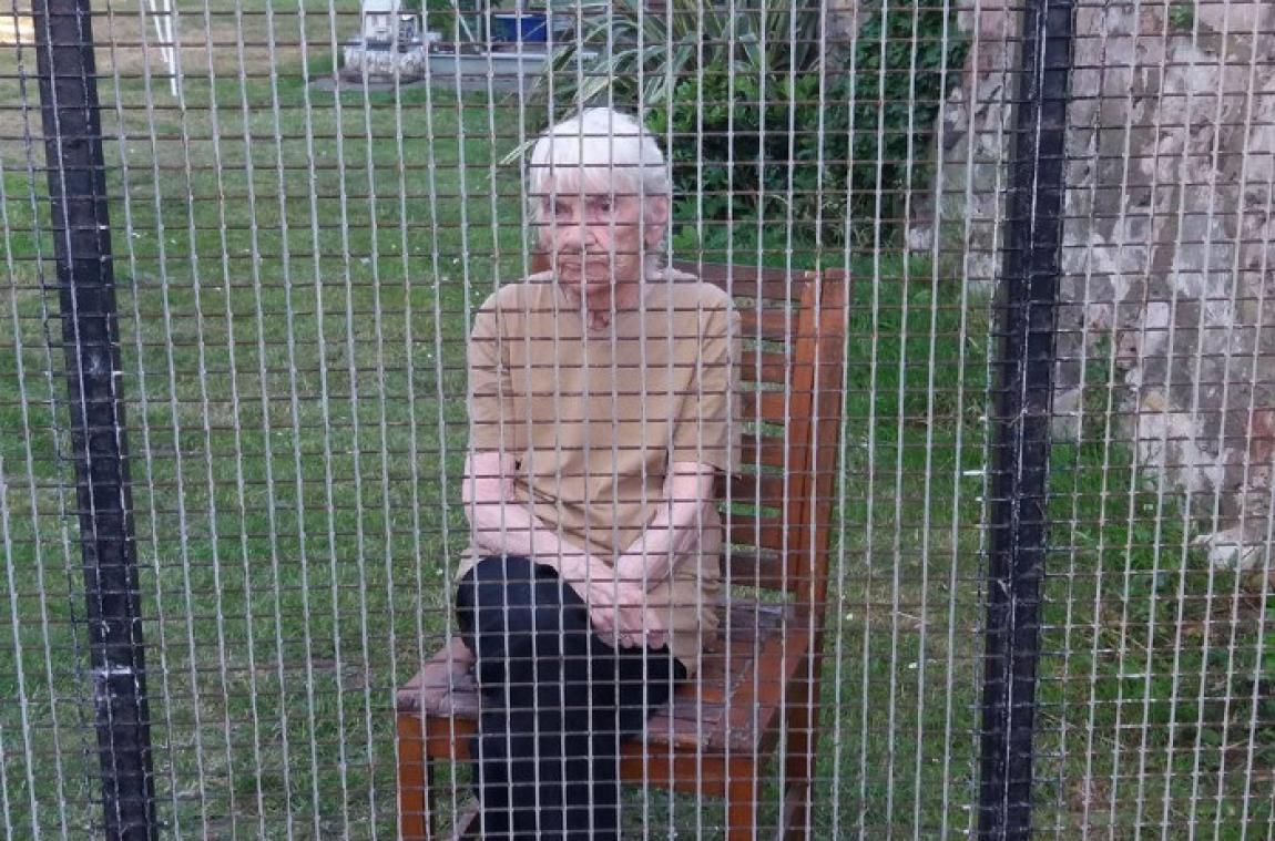 Il est contraint de voir sa mère de 89 ans à travers une grille
