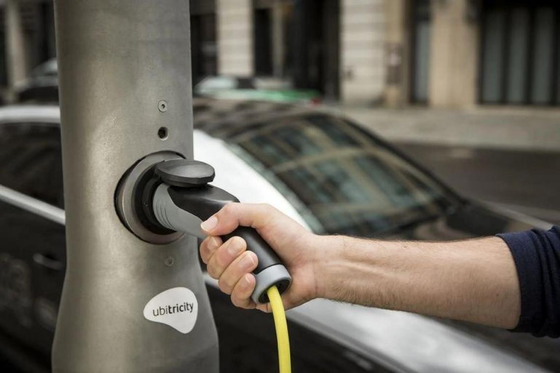 Recharger sa voiture électrique à des lampadaires, une solution d'avenir ?