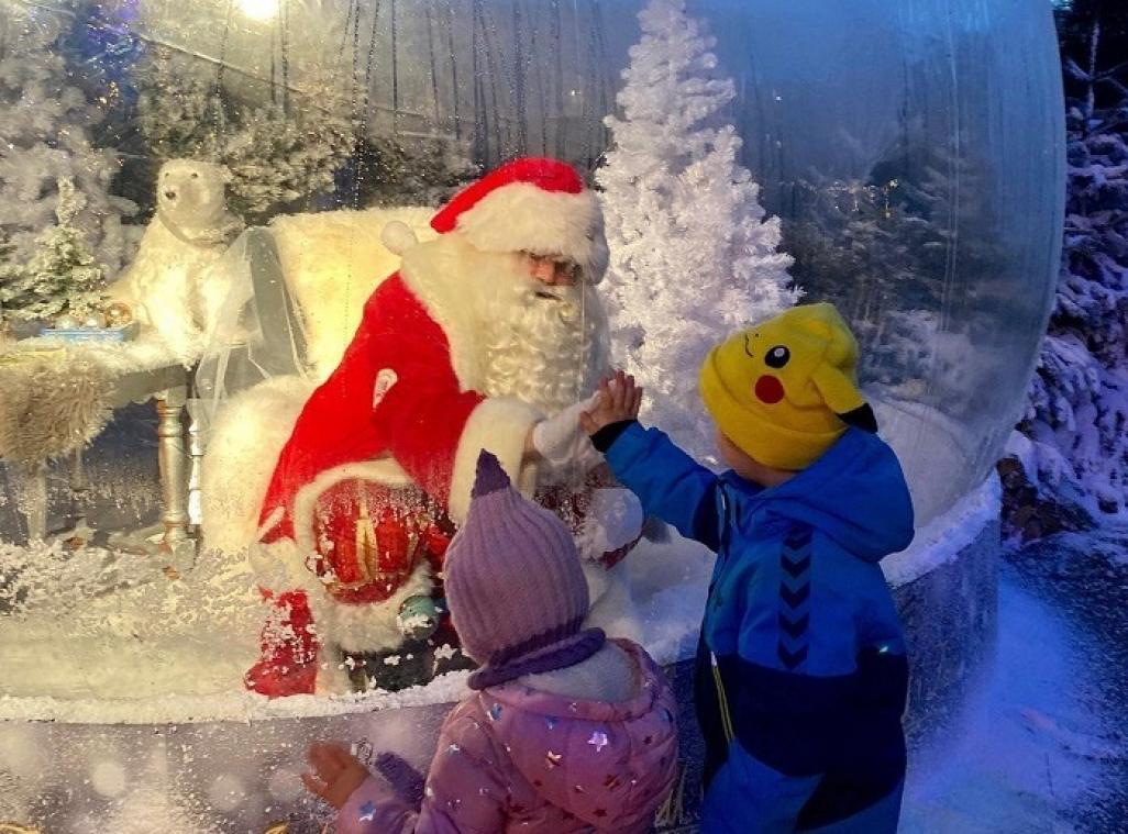 VIDEO. Le Père Noël s'installe dans une boule à neige pour le plus grand bonheur des enfants