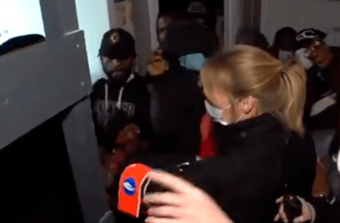 VIDEO. Ils fuient une lockdown party sous le regard impuissant des policières