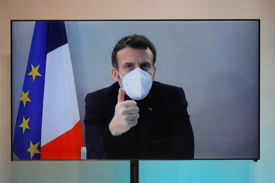 Emmanuel Macron ne présente plus de symptômes et sort d'isolement