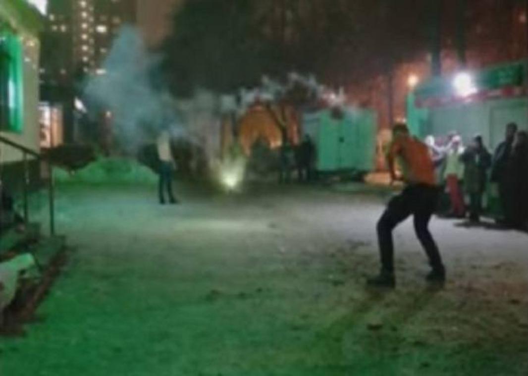 VIDEO. Deux hommes s'affrontent à coups de feux d'artifice en pleine rue