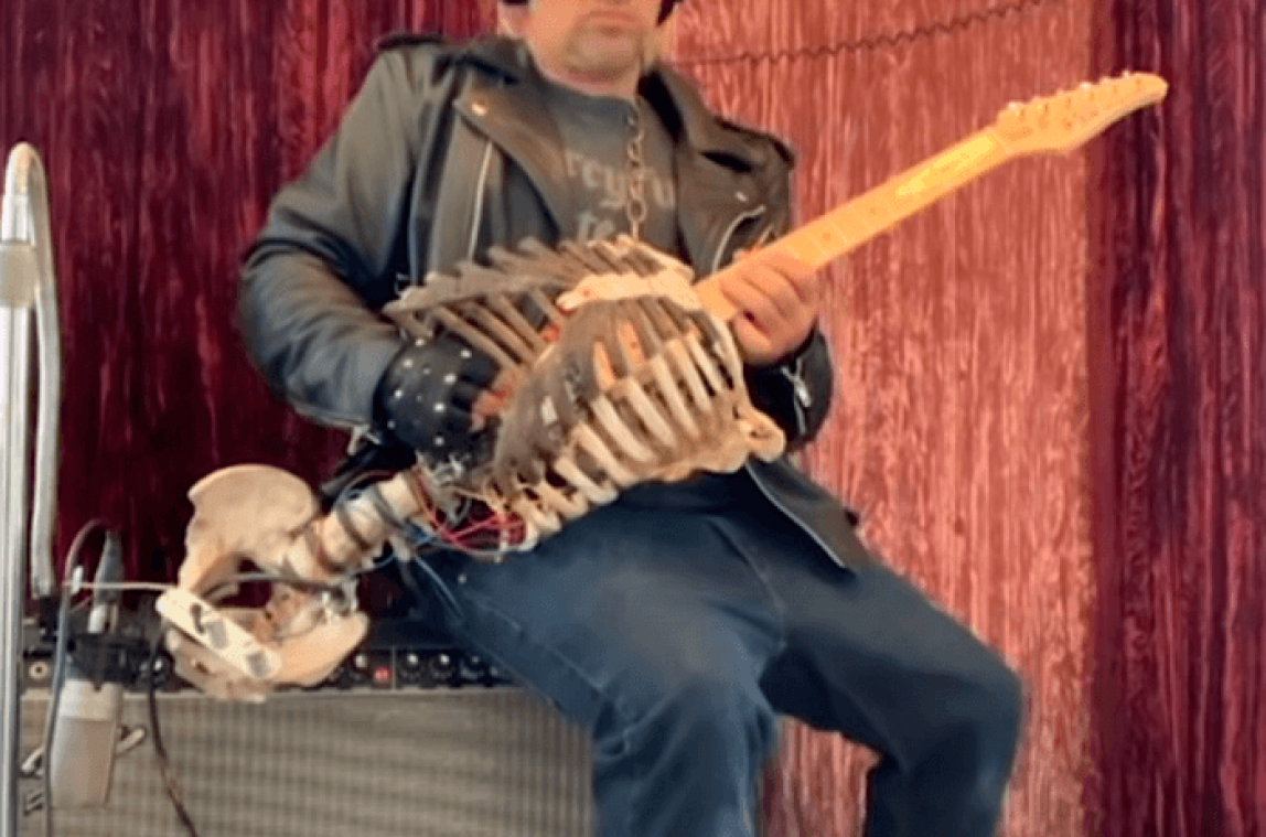 Il transforme le squelette de son oncle en guitare électrique