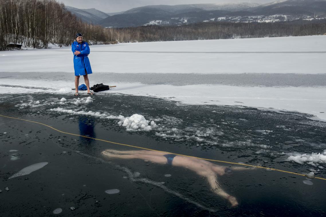 VIDEO. Il nage plus de 80 mètres sous la glace
