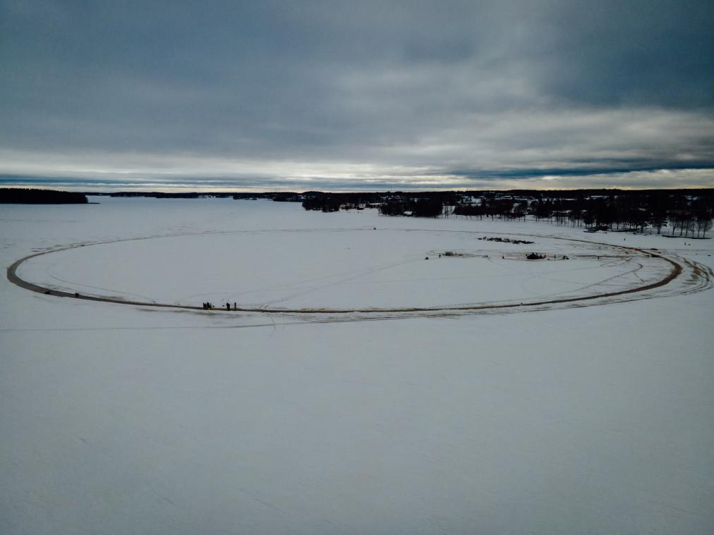 PHOTOS. Ils tracent un cercle de glace mesurant 300 mètres de diamètre