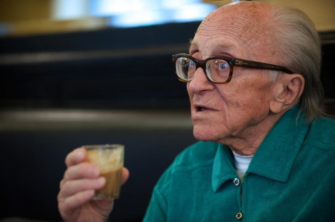Le secret de longévité de cet écrivain de 106 ans? Le sucre dans le café!