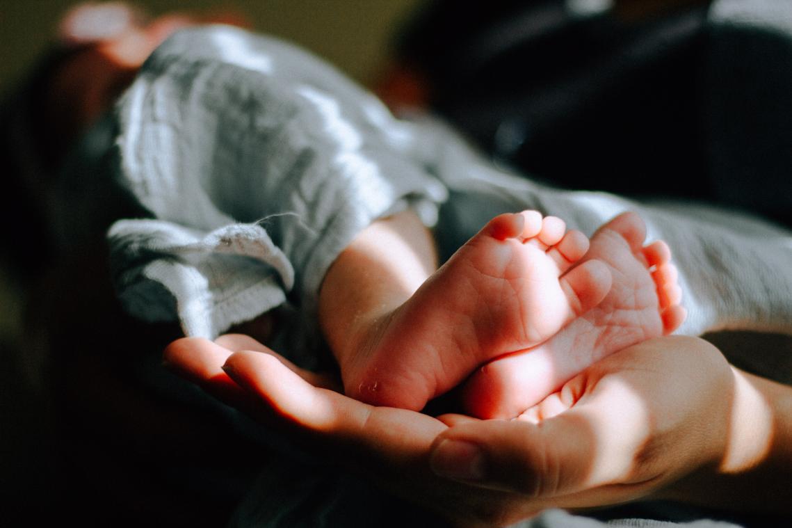 Après avoir perdu leur bébé, ces parents réalisent un magnifique geste envers les soignants