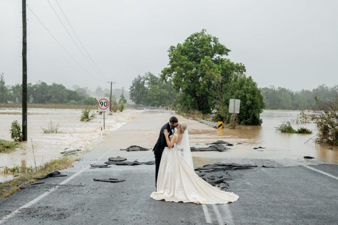 Sauvés des eaux par un hélicoptère, ils se marient au milieu des inondations
